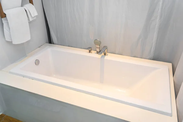 Біла розкішна ванна. — стокове фото