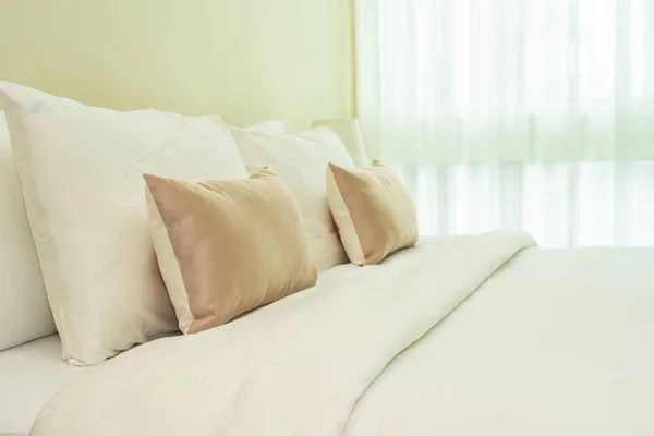 Oreiller confortable blanc sur la décoration intérieure du lit — Photo
