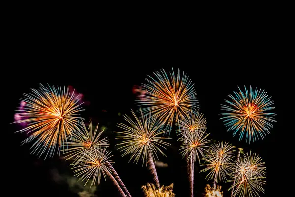 Schönes buntes Feuerwerk in der Nacht zum Feiern — Stockfoto