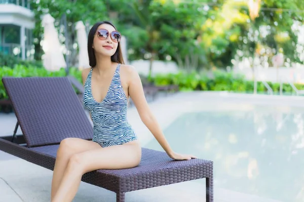 Hermosa joven asiático mujeres feliz sonrisa relajarse alrededor al aire libre swi —  Fotos de Stock