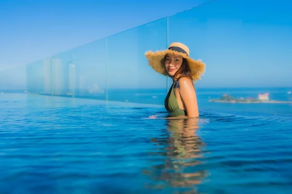 Hermosa joven asiático mujeres feliz sonrisa relajarse alrededor al aire libre swi —  Fotos de Stock