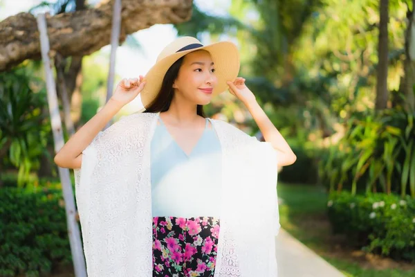 아름다운 아시아의 젊은 여성들이 활짝 웃는 모습 — 스톡 사진