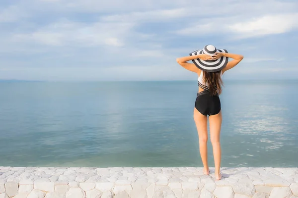 Portret mooi jong aziatische vrouwen ontspannen glimlach gelukkig rond se — Stockfoto