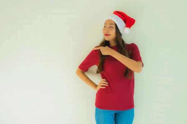 Retrato bonito jovem asiático mulheres vestindo santa chapéu para celebridade — Fotografia de Stock