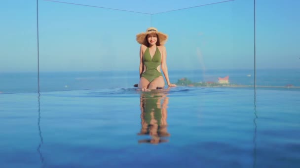 美しい若いアジア人女性がプールでリラックス — ストック動画