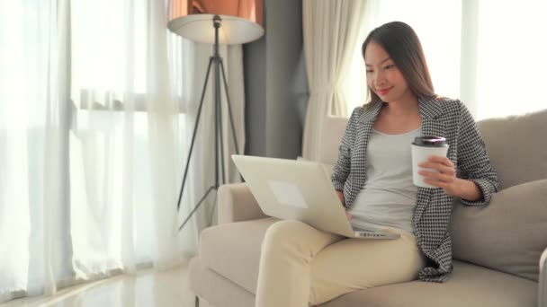 Material Archivo Mujer Asiática Trabajando Con Ordenador Portátil Casa — Vídeos de Stock