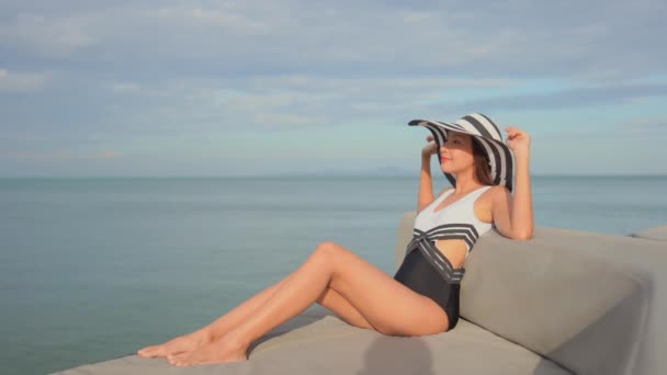 休暇中の海岸の若いアジア人女性の映像です — ストック動画