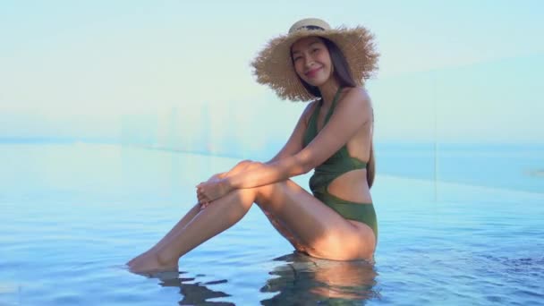 Hermosa Joven Asiática Mujer Relajante Piscina — Vídeos de Stock