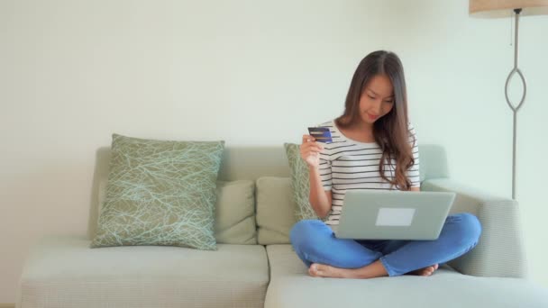 Material Archivo Hermosa Mujer Asiática Haciendo Shopping Casa — Vídeos de Stock