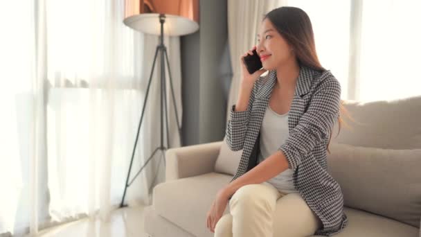 Evde Akıllı Telefon Kullanan Asyalı Kadının Görüntüleri — Stok video