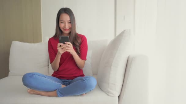 Imagens Mulher Asiática Usando Smartphone Casa — Vídeo de Stock