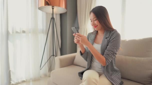 Відеозапис Азіатської Жінки Яка Користується Смартфоном Вдома — стокове відео