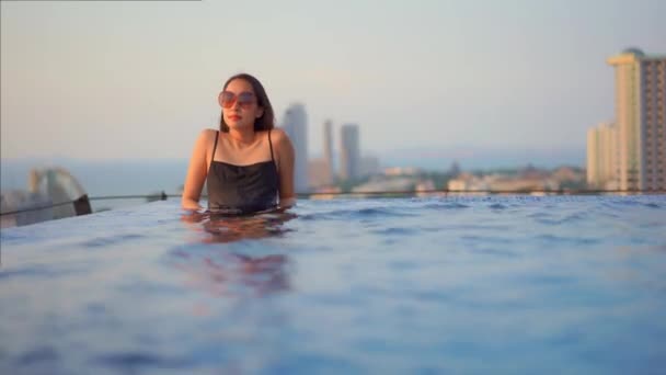 Красивая Молодая Азиатка Отдыхает Бассейне — стоковое видео