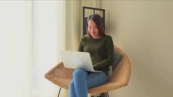 Imagens Mulher Asiática Trabalhando Com Laptop Casa — Vídeo de Stock