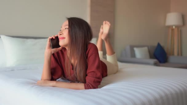 Imagens Bela Mulher Asiática Falando Por Telefone Casa — Vídeo de Stock