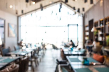 Güzel genç Asyalı portresi. Credi ile cep telefonu kullan.