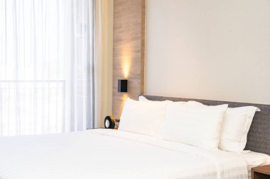 Yatak dekorasyonunda beyaz rahat yastık.