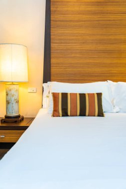 Yatak dekorasyonunda beyaz rahat yastık.