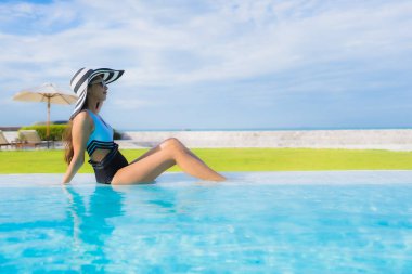 Güzel Asyalı genç kadınların portresi. Gülümseyin. Rahatlayın.