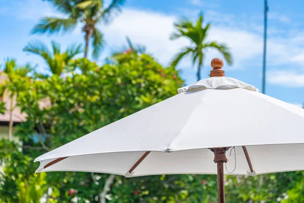 Punto focale selettivo sull'ombrello con palma da cocco sul — Foto Stock