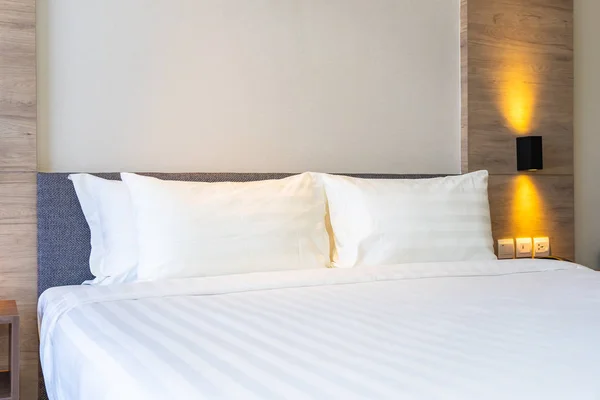 Біла зручна подушка на інтер'єрі ліжка — стокове фото