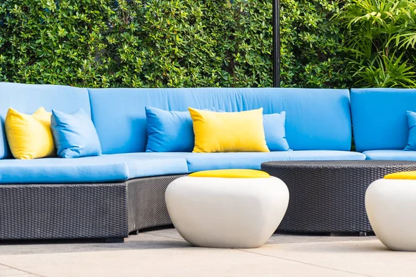 Außenterrasse im Garten mit Sofa-Stuhl und Kopfkissen — Stockfoto