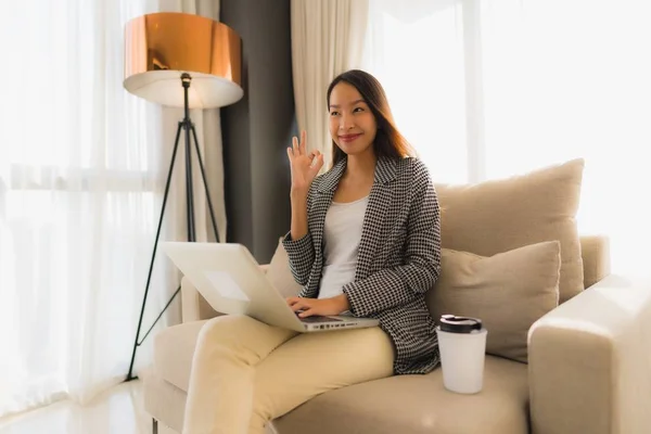 Hermoso joven asiático retrato usando ordenador y portátil con co — Foto de Stock