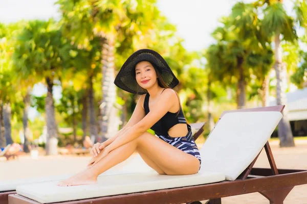 Portrait belle jeune asiatique femmes relax sourire heureux autour se — Photo