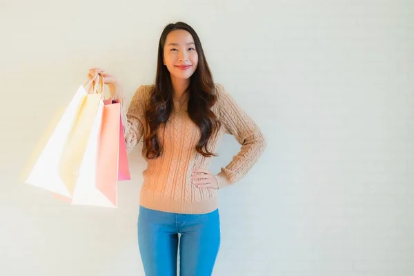 Retrato hermosa joven asiático mujeres feliz sonrisa con compras b — Foto de Stock