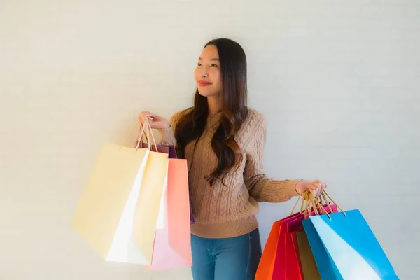 Портрет красивих молодих азіатських жінок щаслива посмішка з покупками б — стокове фото