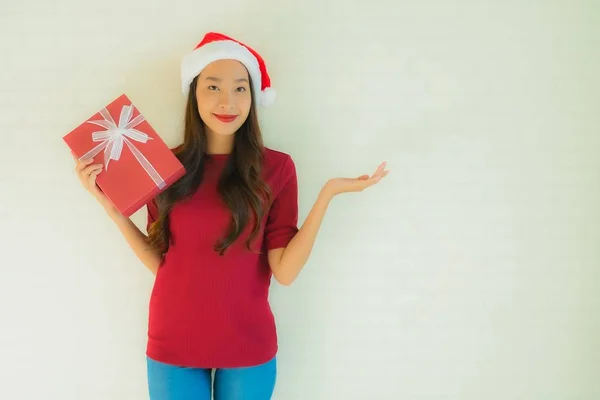 Retrato bonito jovem asiático mulheres desgaste santa chapéu no Natal — Fotografia de Stock