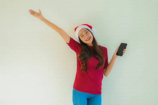 Portrait beautiful young asian women wear santa christmas hat wi — Stock Photo, Image