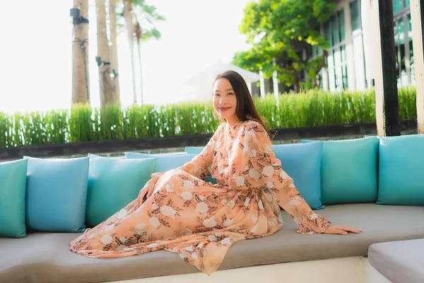 Retrato bonito jovem asiático mulheres feliz sorriso sentar no sofá aro — Fotografia de Stock