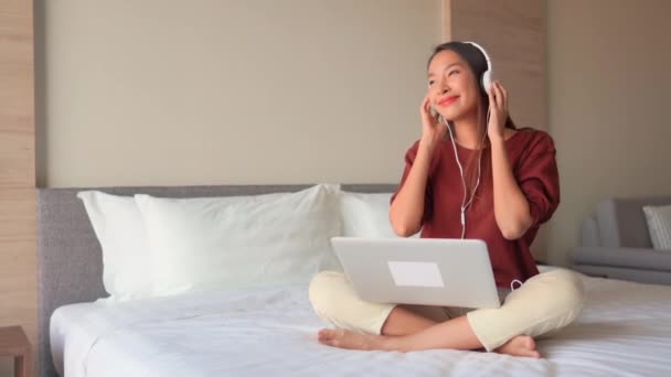 Metraje Hermosa Mujer Asiática Escuchando Música Con Auriculares Casa — Vídeo de stock