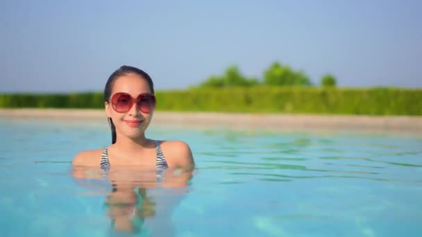 Bella Giovane Donna Asiatica Rilassante Piscina — Video Stock