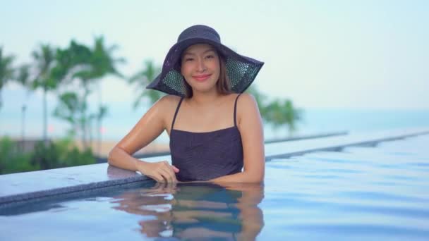 Mooie Jonge Aziatische Vrouw Ontspannen Het Zwembad — Stockvideo