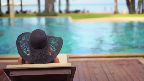 Hermosa Joven Asiática Mujer Relajante Piscina — Vídeos de Stock