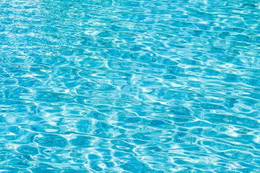 Soyut ve yüzey havuzu suyu, güneş ışığının geri çekilmesiyle yansır