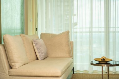 Kanepe dekorasyonunda rahat bir yastık.