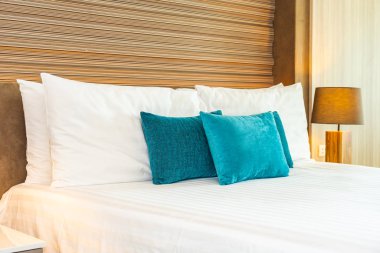 Yatak dekorasyonunda beyaz rahat yastık.