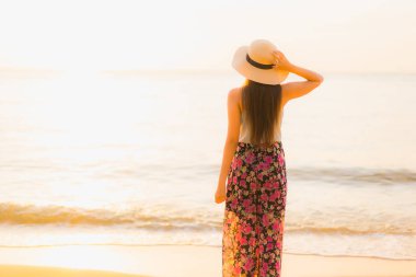 Güzel Asyalı genç kadınların portresi. Gülümseyin. Rahatlayın.