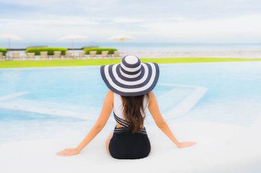 Güzel Asyalı genç kadınların portresi. Gülümseyin. Rahatlayın.