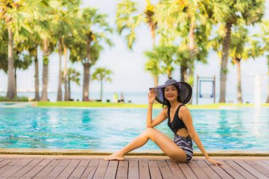 Güzel Asyalı genç kadınların portresi. Gülümseyin. Rahatlayın.