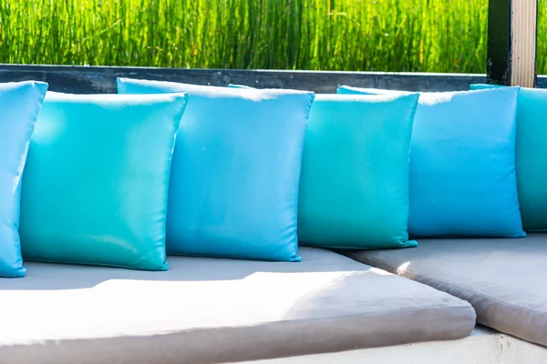 Travesseiro confortável no sofá cadeira decoração ao ar livre — Fotografia de Stock