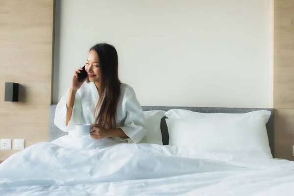 Ritratto belle giovani donne asiatiche sorriso felice con caffè e — Foto Stock