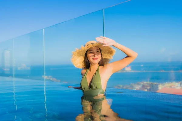 Bonito jovem asiático mulheres feliz sorriso relaxar ao redor ao ar livre swi — Fotografia de Stock