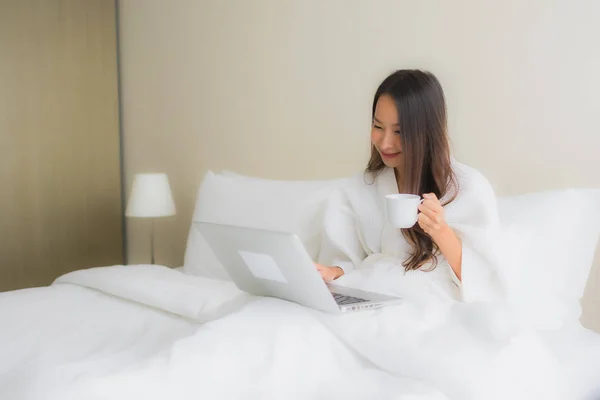 Retrato hermosa joven asiático mujeres con taza de café y calcular — Foto de Stock