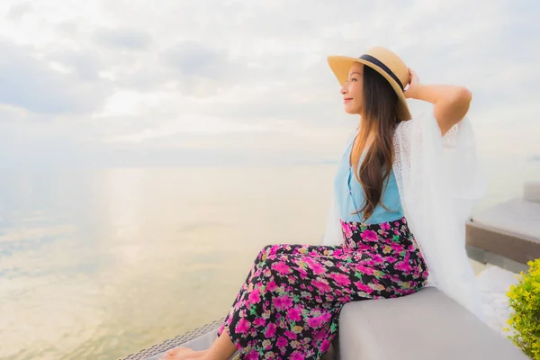 Retrato bonito jovem asiático mulheres feliz sorriso relaxar ao redor se — Fotografia de Stock