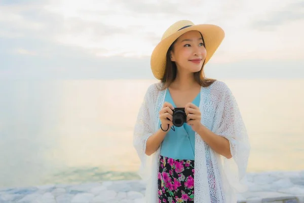 Retrato bonito jovem asiático mulheres feliz sorriso relaxar ao redor se — Fotografia de Stock