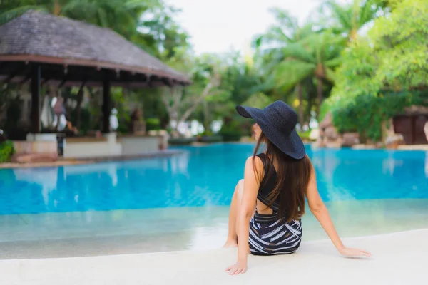 Porträt schöne junge asiatische Frauen glücklich lächeln entspannen um sw — Stockfoto